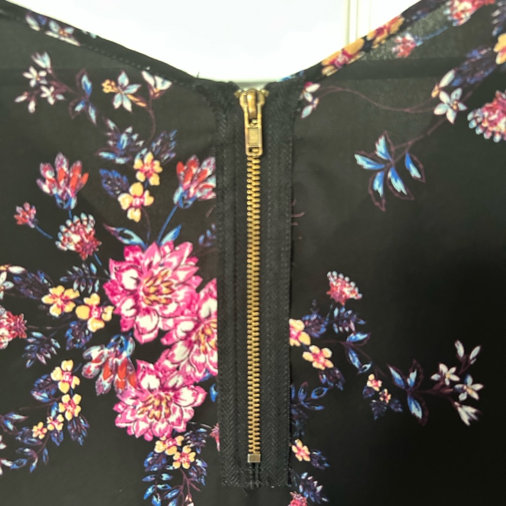 Black and Pink Floral V Neck Short Sleeve Blouse Size Large - Picture 7 of 10